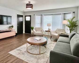 Sunsets on the Grand - Lansing - Living room