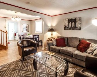 Automaniac Spot in the Heart of Pontiac 3 Beds 2 Baths - Pontiac - Living room