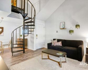 Cool Down On Riverside Free Parking and Shared Pool - أوستن - سلالم