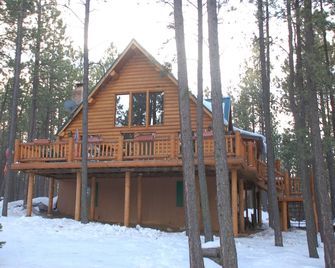 Picturesque Mountain Cabin - Sleeps 8 - Angel Fire - Building