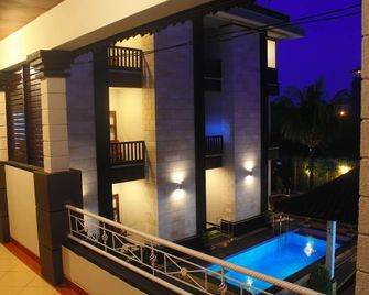 Dancenter New Asta Graha Homestay - קוטה - בניין