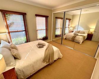 Grand retreat in peaceful street - Wodonga - Bedroom
