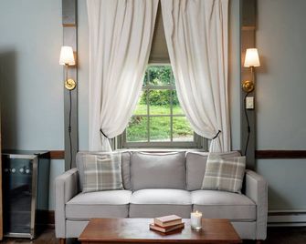 The Crossroads Inn - North Garden - Living room