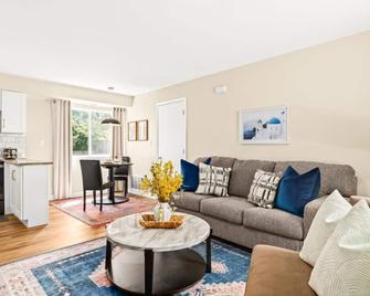 Spacious 1BR [End Unit] in the Heart of Roseville - Roseville - Living room