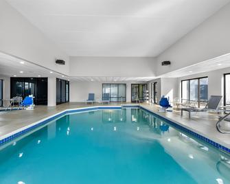 Spark by Hilton Green Bay - Green Bay - Pool
