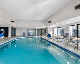 Spark by Hilton Green Bay - Green Bay - Pool