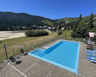 Hemlock Haven | Ski-in/out, Hot tub, Sauna, Pool, Wi-Fi, BBQ, Games Room, 2Queen - Agassiz - Zwembad