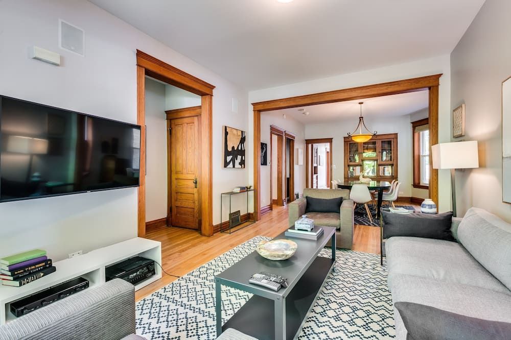 Garage Parking! Walk to Logan Square Station Plus Great Local Restaurants and Bars - שיקאגו - סלון