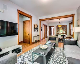 Garage Parking! Walk to Logan Square Station Plus Great Local Restaurants and Bars - שיקאגו - סלון