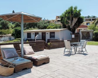 Anita - Perama - Innenhof