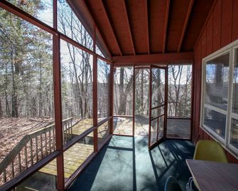 Private Cabin on the Banks of the Trade River in Grantsburg, Winsconsin - Grantsburg - Balcón