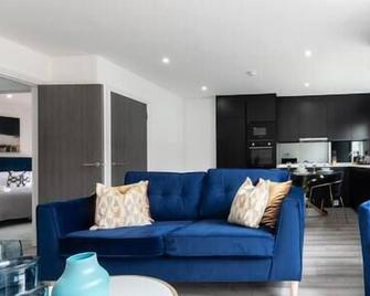 Luxurious Apartments Free Parking And Free Wifi! - Staines-upon-Thames - Living room