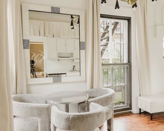 The West Village Gem - New York - Living room