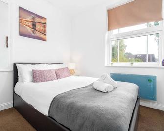 Amber Suite Moseley Mews by StayStaycations - Birmingham - Bedroom