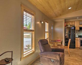 Mountain Cabin, Walk to Dining/Memorial Park! - Woodland Park - Sala de estar