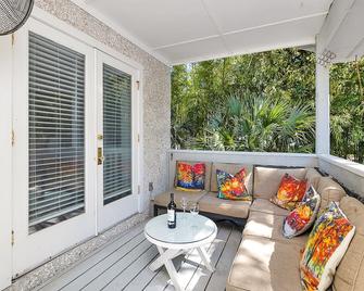 IN the Village | 2 story condo | Pet Friendly - Saint Simons - Balcony