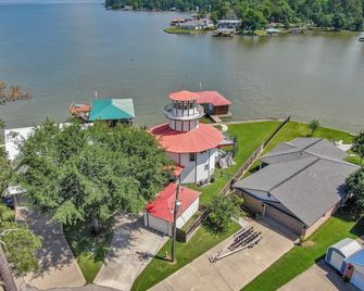Waterfront One Of A Kind Lighthouse with Large Dock - Livingston - Vista del exterior