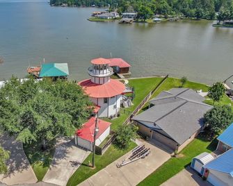 Waterfront One Of A Kind Lighthouse with Large Dock - Livingston - Vista del exterior
