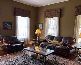 Historic 4 BD/4 BA in quaint Waynesboro - 'The Bird Dog Capital of the World' - Waynesboro - Living room