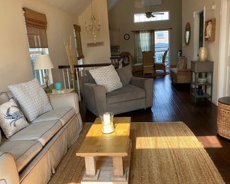 New home 1 block from Beach & restaurants/bars. West End - Long Beach - Living room