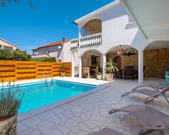 6 Bedroom Beautiful Home In Povljana - Povljana - Pool