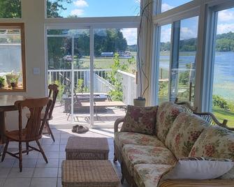 Seneca Riverfront Spa! Hot tub, Pool + Sauna. Deep Water Docks and boat launch! - Baldwinsville - Living room