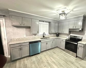 Blue Oval 10 Min - Country Home 3 Bed 1 Bath-Sleeps 5-6 - Brownsville
