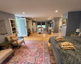 Bright clean apartment w/free use of car w/private beach sticker. Pet friendly! - West Tisbury