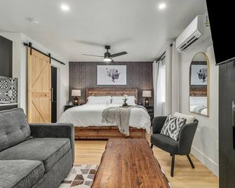 Modern cabin with King Bed, full kitchen and laundry. - Fort Macleod