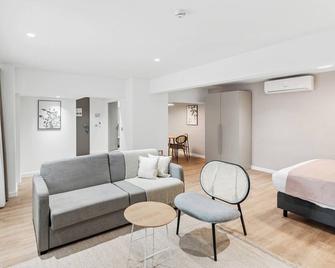 limehome Piraeus Olive - Piräus - Wohnzimmer