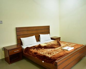 Seven Eleven Guest House - Muzaffarabad - Bedroom