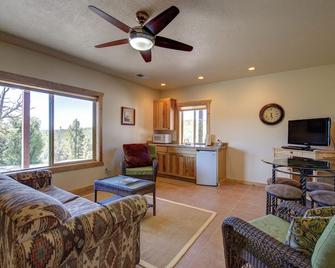 Private Luxurious Ridgetop Hideaway on 9 Acres! Between Bryce & Zion! A\C - Hatch - Obývací pokoj