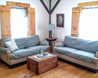 Windy Hill Cottage - Seneca - Living room
