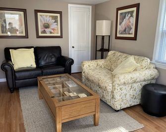 Beach and Boardwalk 1.5 blocks. Lots of room w/ plaza and private porch. - Wildwood - Living room