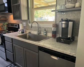 Charming 3-bedroom house with AC and WiFi in brilliant DeFuniak Springs - DeFuniak Springs - Cocina
