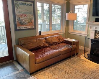 The Beach House at Maple Beach - Point Roberts - Living room