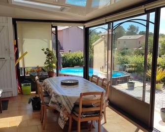 House in quiet subdivision, with swimming pool. - Besse-sur-Issole - Comedor