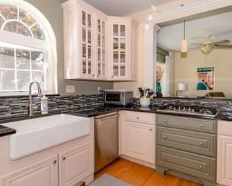 Idle Hour - Updated Home 2 blocks to South Beach and Town - South Haven - Cucina