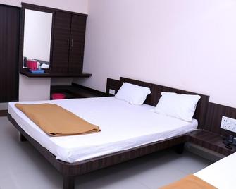 Hotel Rajyog Lodge - Dhule - Bedroom