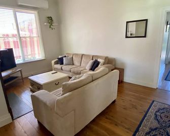 Somerby House - Cbd, Bbq, Garden, Pets, Parking! - Albury - Living room