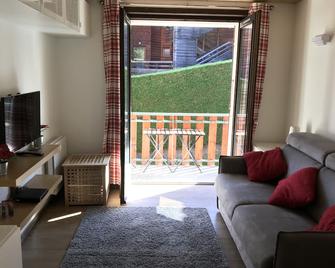 Modern, luxury studio in Morzine,1st floor, sleeps 4, centrally located - Morzine - Living room
