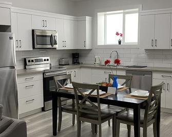 Home away from home in a new upscale & highly desirable neighbourhood! - Kamloops - Kitchen