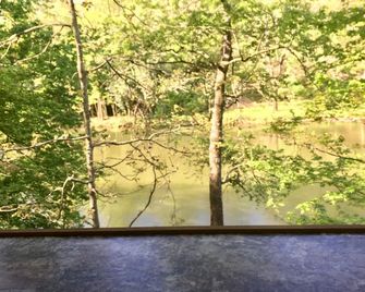 Charming Waterfront Cabin On The Oconaluftee River in Cherokee NC! - Whittier - Balcony