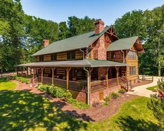 Stunning Cabin Nestled in the Woods Near Nashville - Hendersonville - Building