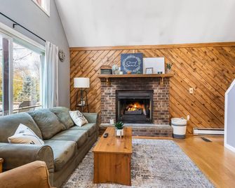 Lake Ariel Retreat w. Game Room - Hamlin - Salon