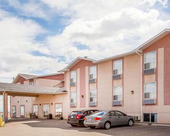 Super 8 by Wyndham Pincher Creek AB - Pincher Creek - Building