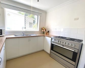 Lakeside Charm: Spacious 2 Bedroom Cottage On Flower Farm Surrounded By Nature - Warnbro - Cocina