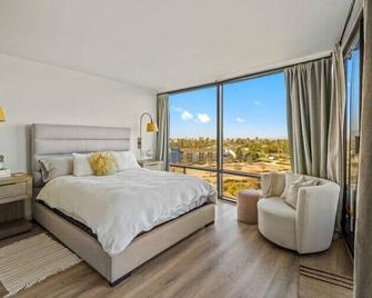 Brand New Smart Home w/Gorgeous Waterfront Views - Marina del Rey - Sypialnia