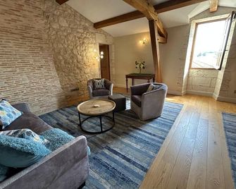Castle with 4 bedrooms and WiFi, AC in welcoming Juillac next to Saint Emilion - Flaujagues - Sala de estar
