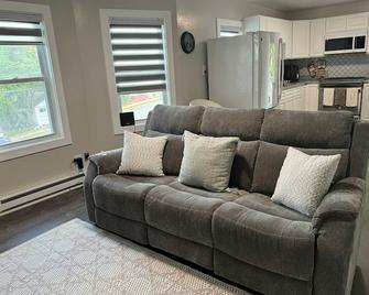 Leave Worries Behind - Wilkes-Barre - Living room